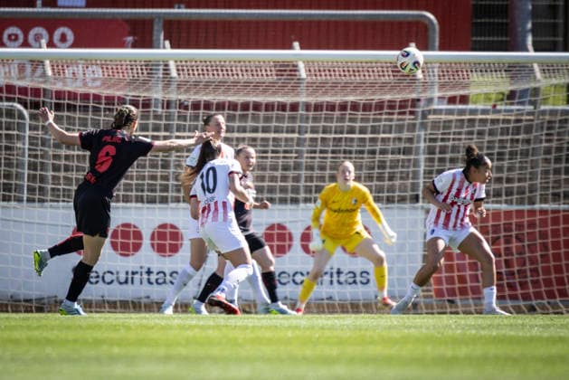 Google Pixel Frauen-Bundesliga; Bayer 04 Leverkusen - SC Freiburg, 26.04.2026 Katharina Piljic (Bayer 04 Leverkusen, 6) zieht ab und trifft zum 1:0; Bayer 04 Leverkusen - SC Freiburg an Spieltag 23 der Google Pixel Frauen-Bundesliga am 26.04.2026 im Ulrich-Haberland-Stadion in Leverkusen (Nordrhein-Westfalen). DFL REGULATIONS PROHIBIT ANY USE OF PHOTOGRAPHS AS IMAGE SEQUENCES AND OR QUASI-VIDEO. Copyright: xBEAUTIFULxSPORTS AxelxKohringx