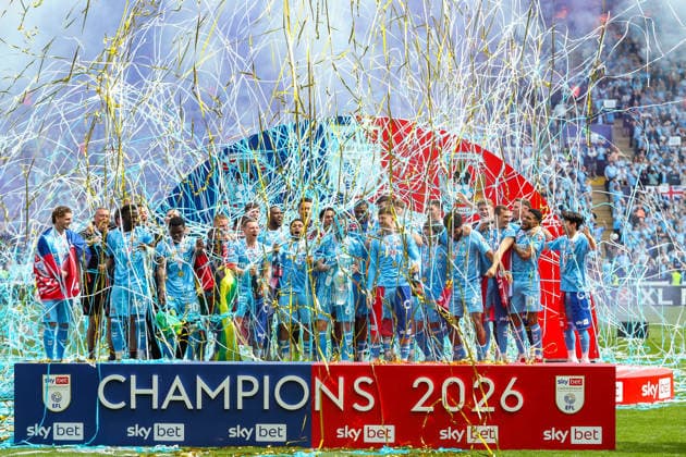 Sport Bilder des Tages Coventry City v Wrexham, Sky Bet Championship Coventry City s captain Matt Grimes and his team mates lift the Sky Bet Championship trophy during the Coventry City v Wrexham Sky Bet Championship match at Coventry Building Society Arena, Coventry, England on 26 April 2026 Credit: Lee Keuneke Every Second Media Editorial use only. All images are copyright Every Second Media Limited. No images may be reproduced without prior permission. All rights reserved. Premier League and Football League images are subject to licensing agreements with Football DataCo Limited. see https: www.football-dataco.com Copyright: xIMAGO EveryxSecondxMediax ESM-1950-0081 LeexKeunekex xEveryxSecondxMediax
