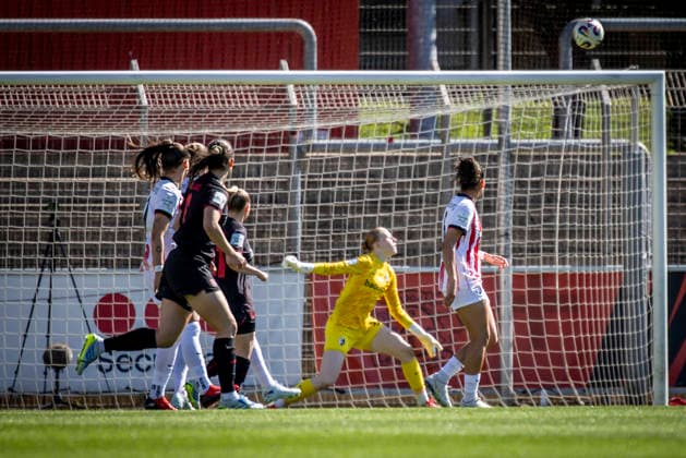Google Pixel Frauen-Bundesliga; Bayer 04 Leverkusen - SC Freiburg, 26.04.2026 Katharina Piljic (Bayer 04 Leverkusen, 6) zieht ab und trifft zum 1:0; Bayer 04 Leverkusen - SC Freiburg an Spieltag 23 der Google Pixel Frauen-Bundesliga am 26.04.2026 im Ulrich-Haberland-Stadion in Leverkusen (Nordrhein-Westfalen). DFL REGULATIONS PROHIBIT ANY USE OF PHOTOGRAPHS AS IMAGE SEQUENCES AND OR QUASI-VIDEO. Copyright: xBEAUTIFULxSPORTS AxelxKohringx