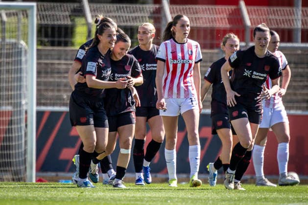 Google Pixel Frauen-Bundesliga; Bayer 04 Leverkusen - SC Freiburg, 26.04.2026 Torjubel nach dem 2:0 durch Estrella Marino Gonzales (Bayer 04 Leverkusen, 10, 2.v.l.); Bayer 04 Leverkusen - SC Freiburg an Spieltag 23 der Google Pixel Frauen-Bundesliga am 26.04.2026 im Ulrich-Haberland-Stadion in Leverkusen (Nordrhein-Westfalen). DFL REGULATIONS PROHIBIT ANY USE OF PHOTOGRAPHS AS IMAGE SEQUENCES AND OR QUASI-VIDEO. Copyright: xBEAUTIFULxSPORTS AxelxKohringx