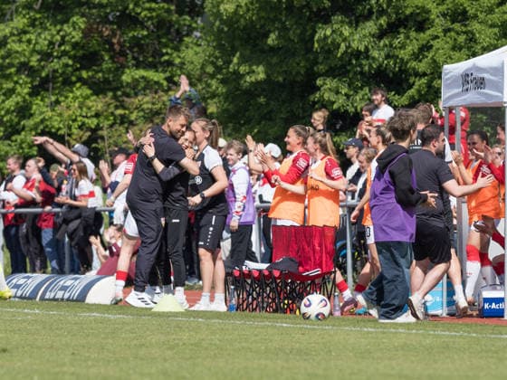 Torjubel Bank nach 1:0 durch Nicole Brilla (VfB Stuttgart, 26), Nico Schneck (VfB Stuttgart, Trainer) umarmt Theresa Panfil (VfB Stuttgart, Co-Trainerin) GER, VfB Stuttgart vs. SV Meppen, Fussball, 2. Frauen Bundesliga, 23. Spieltag, Spielzeit 2025 2026, 26.04.2026 GER, VfB Stuttgart vs. SV Meppen, Fussball, 2. Frauen Bundesliga, 23. Spieltag, Spielzeit 2025 2026, 26.04.2026 Stuttgart Copyright: xEibner-Pressefoto CarstenxSchwerx EP_CSG