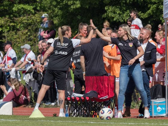 Torjubel Bank nach 1:0 durch Nicole Billa (VfB Stuttgart, 26), Miriam Hanemann (VfB Stuttgart, Co-Trainerin) klatscht mit Lisa Lang (VfB Stuttgart , Managerin Sportorganisation Frauenfußball) ab, rechts Sascha Glass (VfB Stuttgart, General Manager Frauenfußball) GER, VfB Stuttgart vs. SV Meppen, Fussball, 2. Frauen Bundesliga, 23. Spieltag, Spielzeit 2025 2026, 26.04.2026 GER, VfB Stuttgart vs. SV Meppen, Fussball, 2. Frauen Bundesliga, 23. Spieltag, Spielzeit 2025 2026, 26.04.2026 Stuttgart Copyright: xEibner-Pressefoto CarstenxSchwerx EP_CSG