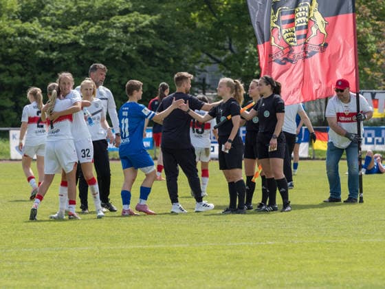 Spielerinnen des VfB Stuttgart umarmen sich nach dem Sieg, in der Mitte bedankt sich Nico Schneck (VfB Stuttgart, Trainer) bei der Schiedsrichterein Schiedsrichterin Paula Mayer GER, VfB Stuttgart vs. SV Meppen, Fussball, 2. Frauen Bundesliga, 23. Spieltag, Spielzeit 2025 2026, 26.04.2026 GER, VfB Stuttgart vs. SV Meppen, Fussball, 2. Frauen Bundesliga, 23. Spieltag, Spielzeit 2025 2026, 26.04.2026 Stuttgart Copyright: xEibner-Pressefoto CarstenxSchwerx EP_CSG