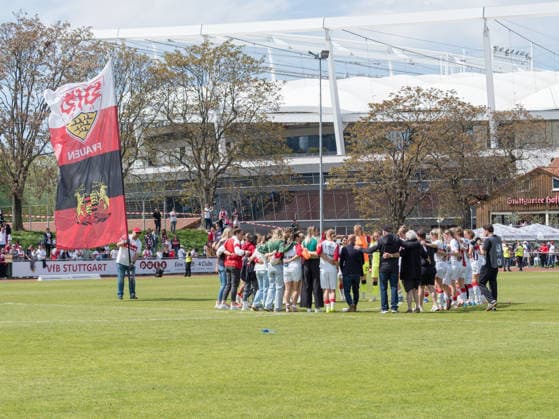 Spielerkreis des VfB Stuttgart nach Sieg, Fahne des Frauenfussballs und im Hintergrund die MHP Arena GER, VfB Stuttgart vs. SV Meppen, Fussball, 2. Frauen Bundesliga, 23. Spieltag, Spielzeit 2025 2026, 26.04.2026 GER, VfB Stuttgart vs. SV Meppen, Fussball, 2. Frauen Bundesliga, 23. Spieltag, Spielzeit 2025 2026, 26.04.2026 Stuttgart Copyright: xEibner-Pressefoto CarstenxSchwerx EP_CSG