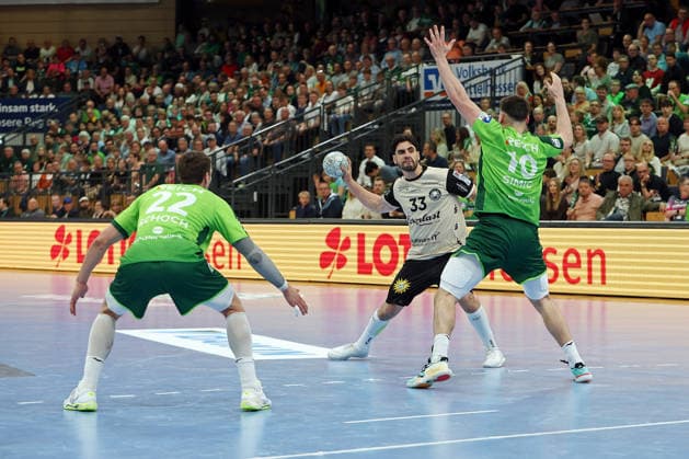 26.04.2026, xovx, Handball Daikin Handball Bundesliga, HSG Wetzlar - Bergischer HC v.l. Jona Schoch (HSG Wetzlar), Eloy Morante Maldonado (Bergischer HC), Josip Simic (HSG Wetzlar) Wetzlar Buderus-Arena Hessen Deutschland (DE)