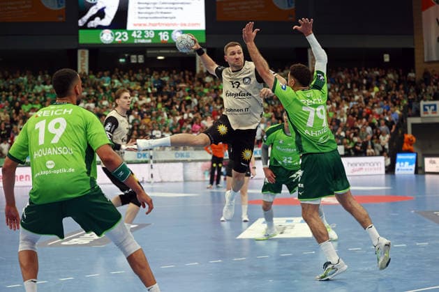 26.04.2026, xovx, Handball Daikin Handball Bundesliga, HSG Wetzlar - Bergischer HC v.l. Philipp Ahouansou (HSG Wetzlar), Tomas Babak (Bergischer HC), Ahmet Nafea (HSG Wetzlar) Wetzlar Buderus-Arena Hessen Deutschland (DE)