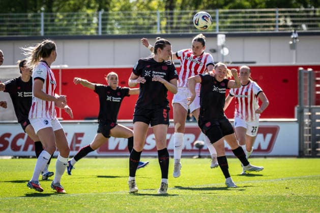 Google Pixel Frauen-Bundesliga; Bayer 04 Leverkusen - SC Freiburg, 26.04.2026 Alina Axtmann (SC Freiburg, 3) mit einem Kopfball nach Ecke; Bayer 04 Leverkusen - SC Freiburg an Spieltag 23 der Google Pixel Frauen-Bundesliga am 26.04.2026 im Ulrich-Haberland-Stadion in Leverkusen (Nordrhein-Westfalen). DFL REGULATIONS PROHIBIT ANY USE OF PHOTOGRAPHS AS IMAGE SEQUENCES AND OR QUASI-VIDEO. Copyright: xBEAUTIFULxSPORTS AxelxKohringx