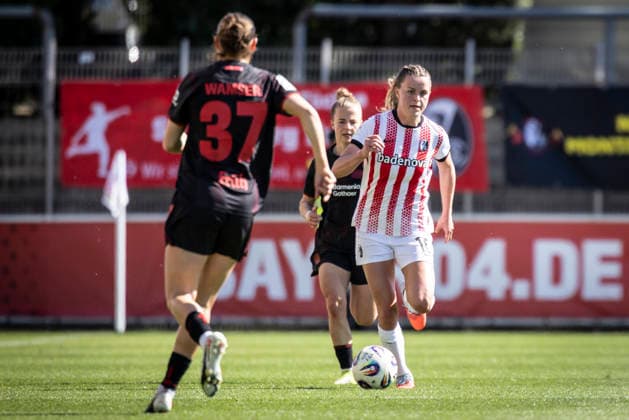 Google Pixel Frauen-Bundesliga; Bayer 04 Leverkusen - SC Freiburg, 26.04.2026 Greta Stegemann (SC Freiburg, 16); Bayer 04 Leverkusen - SC Freiburg an Spieltag 23 der Google Pixel Frauen-Bundesliga am 26.04.2026 im Ulrich-Haberland-Stadion in Leverkusen (Nordrhein-Westfalen). DFL REGULATIONS PROHIBIT ANY USE OF PHOTOGRAPHS AS IMAGE SEQUENCES AND OR QUASI-VIDEO. Copyright: xBEAUTIFULxSPORTS AxelxKohringx