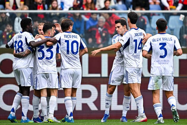 April 26, 2026, Genoa, Genoa: Como s Greek forward Anastasios Douvikas (3rd from right) celebrates with his team-mates after scoring a goal during the Italian Serie A soccer match Genoa Cfc vs Como 1907 at Luigi Ferraris stadium in Genoa, Italy, 26 April 2026. ANSA STRINGER. Italy Soccer: Serie A; Genoa Cfc Vs Como 1907  - ZUMAa110 20260426_zaf_a110_017 Copyright: xStringerx