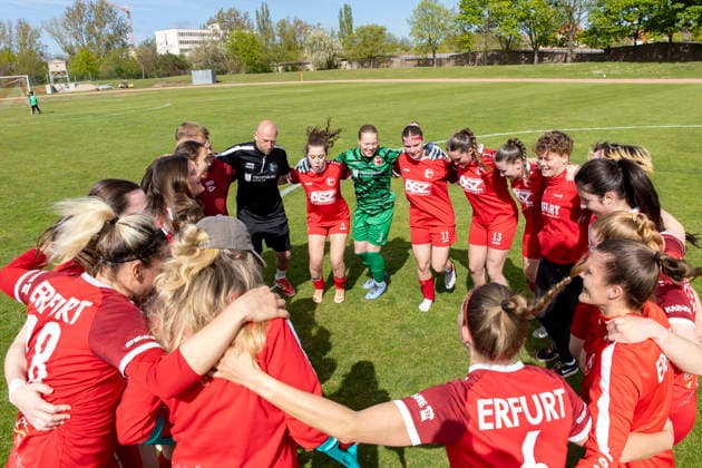 Sport Bilder des Tages Regionalliga Nordost Frauen: 1. FFV Erfurt vs. FC Carl Zeiss Jena II; Erfurt; 26.04.2026 Jubel, 1. FFV Erfurt Regionalliga Nordost Frauen: 1. FFV Erfurt vs. FC Carl Zeiss Jena II; Sportforum Johannesplatz Erfurt; 26.04.2026 *** Regionalliga Nordost Frauen 1 FFV Erfurt vs FC Carl Zeiss Jena II Erfurt 26 04 2026 Cheers, 1 FFV Erfurt Regionalliga Nordost Frauen 1 FFV Erfurt vs FC Carl Zeiss Jena II Sportforum Johannesplatz Erfurt 26 04 2026 Copyright: xBEAUTIFULxSPORTS Duehringx
