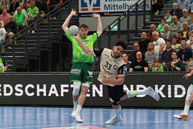 26.04.2026, xovx, Handball Daikin Handball Bundesliga, HSG Wetzlar - Bergischer HC v.l. Niklas Theiß (HSG Wetzlar), Eloy Morante Maldonado (Bergischer HC) Wetzlar Buderus-Arena Hessen Deutschland (DE)