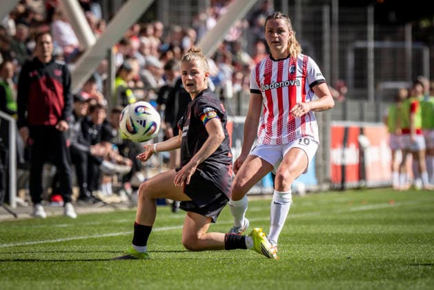 Google Pixel Frauen-Bundesliga; Bayer 04 Leverkusen - SC Freiburg, 26.04.2026 Kristin Kögel (Bayer 04 Leverkusen, 11), Selina Vivian (SC Freiburg, 10); Bayer 04 Leverkusen - SC Freiburg an Spieltag 23 der Google Pixel Frauen-Bundesliga am 26.04.2026 im Ulrich-Haberland-Stadion in Leverkusen (Nordrhein-Westfalen). DFL REGULATIONS PROHIBIT ANY USE OF PHOTOGRAPHS AS IMAGE SEQUENCES AND OR QUASI-VIDEO. Copyright: xBEAUTIFULxSPORTS AxelxKohringx