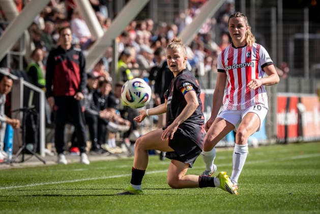 Google Pixel Frauen-Bundesliga; Bayer 04 Leverkusen - SC Freiburg, 26.04.2026 Kristin Kögel (Bayer 04 Leverkusen, 11), Selina Vivian (SC Freiburg, 10); Bayer 04 Leverkusen - SC Freiburg an Spieltag 23 der Google Pixel Frauen-Bundesliga am 26.04.2026 im Ulrich-Haberland-Stadion in Leverkusen (Nordrhein-Westfalen). DFL REGULATIONS PROHIBIT ANY USE OF PHOTOGRAPHS AS IMAGE SEQUENCES AND OR QUASI-VIDEO. Copyright: xBEAUTIFULxSPORTS AxelxKohringx