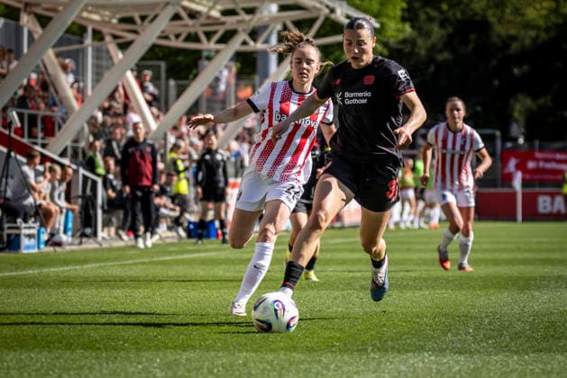 Google Pixel Frauen-Bundesliga; Bayer 04 Leverkusen - SC Freiburg, 26.04.2026 Carlotta Wamser (Bayer 04 Leverkusen, 37), Lisa Kolb (SC Freiburg, 22); Bayer 04 Leverkusen - SC Freiburg an Spieltag 23 der Google Pixel Frauen-Bundesliga am 26.04.2026 im Ulrich-Haberland-Stadion in Leverkusen (Nordrhein-Westfalen). DFL REGULATIONS PROHIBIT ANY USE OF PHOTOGRAPHS AS IMAGE SEQUENCES AND OR QUASI-VIDEO. Copyright: xBEAUTIFULxSPORTS AxelxKohringx