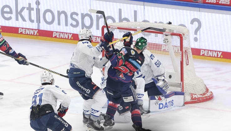 Sport Bilder des Tages Manuel Wiederer erzielt das Tor zum 1:0 Zweikampf Spielszene Aktion Eishockey Penny DEL Deutsche Eishockey Liga Play Off Finale um Deutsche Meisterschaft 2.Spiel Saison 2025 2026 26.04.2026 EHC Eisbären Berlin EBB vs. Adler Mannheim *** Manuel Wiederer scores the goal for 1 0 duel Game scene Action Sport Ice Hockey Penny DEL German Ice Hockey League Play Off Final for German Championship 2 Game Season 2025 2026 26 04 2026 EHC Eisbären Berlin EBB vs Adler Mannheim