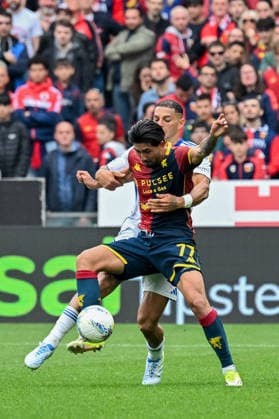 Genoa™s Mikael Ellertsson fights for the ball during the Serie A soccer match between Genoa and Como at the Luigi Ferraris Stadium in Genoa, Italy - Sunday, April 26, 2026. - Soccer .  Copyright: xTanoxPecoraro LaPressex