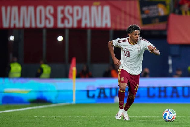Spain v Serbia - International Friendly, Länderspiel, Nationalmannschaft VILLARREAL, SPAIN - MARCH 27: Lamine Yamal of Spain and FC Barcelona, Barca runs with the ball during to the International Friendly match between Spain and Serbia at Estadio de la Ceramica on March 27, 2026 in Villarreal, Spain. (Photo by Jose Torres Photo Players Images Magara Press) Villarreal Estadio de la Ceramica Spain Copyright: xJosexTorresx