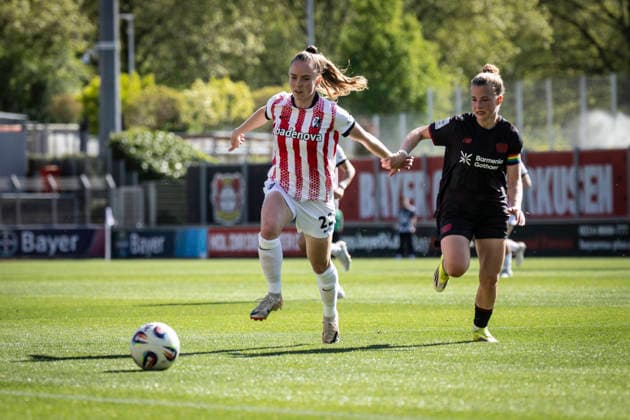 Google Pixel Frauen-Bundesliga; Bayer 04 Leverkusen - SC Freiburg, 26.04.2026 Luca Birkholz (SC Freiburg, 23), Kristin Kögel (Bayer 04 Leverkusen, 11); Bayer 04 Leverkusen - SC Freiburg an Spieltag 23 der Google Pixel Frauen-Bundesliga am 26.04.2026 im Ulrich-Haberland-Stadion in Leverkusen (Nordrhein-Westfalen). DFL REGULATIONS PROHIBIT ANY USE OF PHOTOGRAPHS AS IMAGE SEQUENCES AND OR QUASI-VIDEO. Copyright: xBEAUTIFULxSPORTS AxelxKohringx