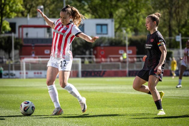 Google Pixel Frauen-Bundesliga; Bayer 04 Leverkusen - SC Freiburg, 26.04.2026 Lisa Kolb (SC Freiburg, 22), Kristin Kögel (Bayer 04 Leverkusen, 11); Bayer 04 Leverkusen - SC Freiburg an Spieltag 23 der Google Pixel Frauen-Bundesliga am 26.04.2026 im Ulrich-Haberland-Stadion in Leverkusen (Nordrhein-Westfalen). DFL REGULATIONS PROHIBIT ANY USE OF PHOTOGRAPHS AS IMAGE SEQUENCES AND OR QUASI-VIDEO. Copyright: xBEAUTIFULxSPORTS AxelxKohringx