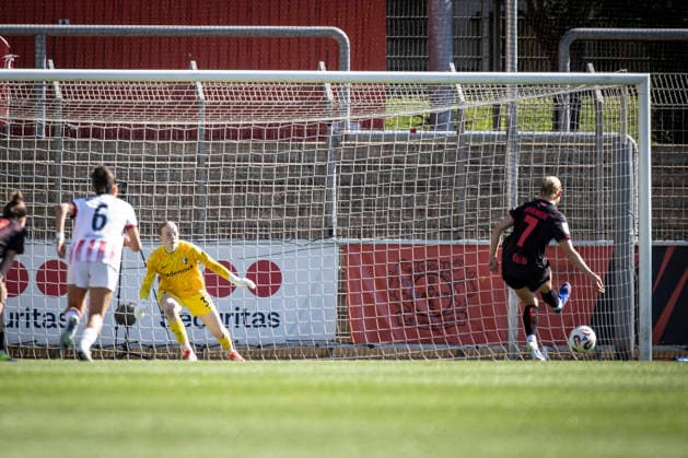 Google Pixel Frauen-Bundesliga; Bayer 04 Leverkusen - SC Freiburg, 26.04.2026 Cornelia Kramer (Bayer 04 Leverkusen, 7) verwandelt den Elfmeter zum 3:0 gegen Rebecca Adamczyk (SC Freiburg, 33); Bayer 04 Leverkusen - SC Freiburg an Spieltag 23 der Google Pixel Frauen-Bundesliga am 26.04.2026 im Ulrich-Haberland-Stadion in Leverkusen (Nordrhein-Westfalen). DFL REGULATIONS PROHIBIT ANY USE OF PHOTOGRAPHS AS IMAGE SEQUENCES AND OR QUASI-VIDEO. Copyright: xBEAUTIFULxSPORTS AxelxKohringx