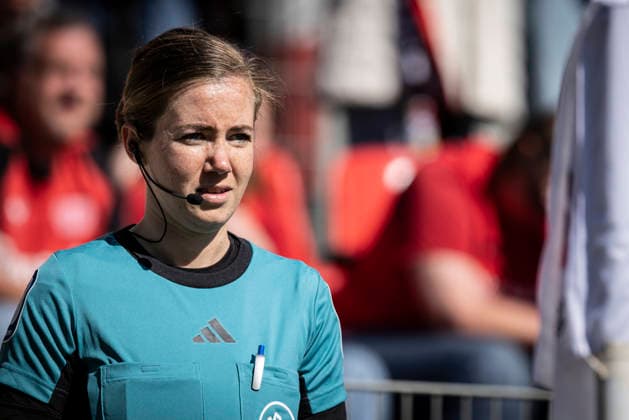 Google Pixel Frauen-Bundesliga; Bayer 04 Leverkusen - SC Freiburg, 26.04.2026 Linienrichterin Lea Bramkamp; Bayer 04 Leverkusen - SC Freiburg an Spieltag 23 der Google Pixel Frauen-Bundesliga am 26.04.2026 im Ulrich-Haberland-Stadion in Leverkusen (Nordrhein-Westfalen). DFL REGULATIONS PROHIBIT ANY USE OF PHOTOGRAPHS AS IMAGE SEQUENCES AND OR QUASI-VIDEO. Copyright: xBEAUTIFULxSPORTS AxelxKohringx