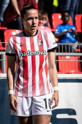 Google Pixel Frauen-Bundesliga; Bayer 04 Leverkusen - SC Freiburg, 26.04.2026 Selina Vivian (SC Freiburg, 10) bei einer Ecke; Bayer 04 Leverkusen - SC Freiburg an Spieltag 23 der Google Pixel Frauen-Bundesliga am 26.04.2026 im Ulrich-Haberland-Stadion in Leverkusen (Nordrhein-Westfalen). DFL REGULATIONS PROHIBIT ANY USE OF PHOTOGRAPHS AS IMAGE SEQUENCES AND OR QUASI-VIDEO. Copyright: xBEAUTIFULxSPORTS AxelxKohringx