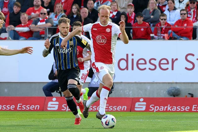 Sport Bilder des Tages 26.04.2026, xrekx, Fussball 3.Liga, Rot-Weiss Essen - 1.FC Saarbrücken v.l. Philip Fahrner (1.FC Saarbruecken) Lucas Brumme (Rot-Weiss Essen) Vorlage zum 1:0 (DFL DFB REGULATIONS PROHIBIT ANY USE OF PHOTOGRAPHS as IMAGE SEQUENCES and or QUASI-VIDEO) Essen *** 26 04 2026, xrekx, Fußball 3 Liga, Rot Weiss Essen 1 FC Saarbrücken v l Philip Fahrner 1 FC Saarbruecken Lucas Brumme Rot Weiss Essen Vorlage zum 1 0 DFL DFB REGULATIONS PROHIBIT ANY USE OF PHOTOGRAPHS as IMAGE SEQUENCES and or QUASI VIDEO Essen