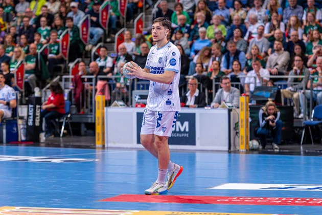 Sadik Emre Herseklioglu (TBV Lemgo Lippe, Nr. 37) (v.l.), TSV Hannover-Burgdorf (rot) gegen TBV Lemgo Lippe (weiß) am 29. Spieltag der Saison 2025 2026 in der DAIKIN Handball-Bundesliga (26.04.2026, ZAG Arena (Hannover, GER), Copyright: xJanxGuentherx xTSVxHannover-Burgdorfx