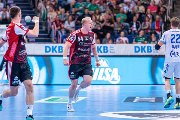 Justus Fischer (TSV Hannover-Burgdorf, Nr. 54) (v.l.), TSV Hannover-Burgdorf (rot) gegen TBV Lemgo Lippe (weiß) am 29. Spieltag der Saison 2025 2026 in der DAIKIN Handball-Bundesliga (26.04.2026, ZAG Arena (Hannover, GER), Copyright: xJanxGuentherx xTSVxHannover-Burgdorfx