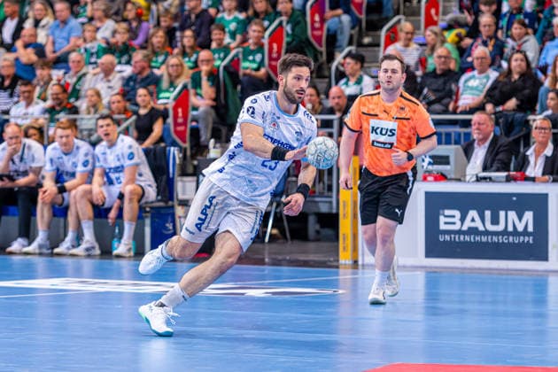 Tim Suton (TBV Lemgo Lippe, Nr. 23) (v.l.), TSV Hannover-Burgdorf (rot) gegen TBV Lemgo Lippe (weiß) am 29. Spieltag der Saison 2025 2026 in der DAIKIN Handball-Bundesliga (26.04.2026, ZAG Arena (Hannover, GER), Copyright: xJanxGuentherx xTSVxHannover-Burgdorfx