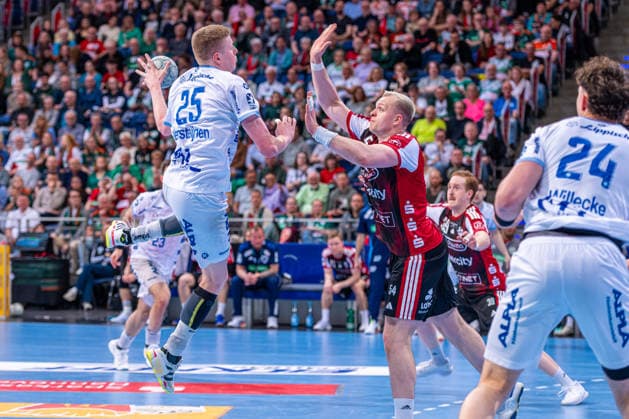 Niels Gerardus Versteijnen (TBV Lemgo Lippe, Nr. 25) Justus Fischer (TSV Hannover-Burgdorf, Nr. 54) (v.l.), TSV Hannover-Burgdorf (rot) gegen TBV Lemgo Lippe (weiß) am 29. Spieltag der Saison 2025 2026 in der DAIKIN Handball-Bundesliga (26.04.2026, ZAG Arena (Hannover, GER), Copyright: xJanxGuentherx xTSVxHannover-Burgdorfx