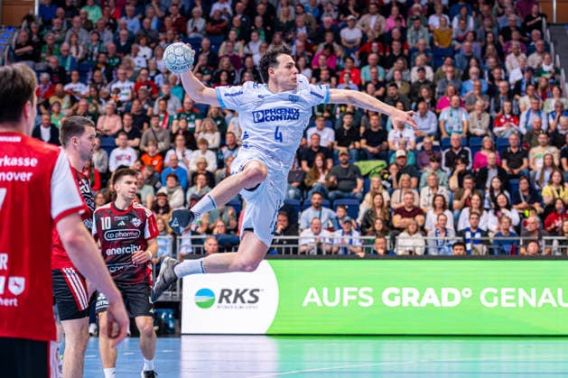 Samuel Zehnder (TBV Lemgo Lippe, Nr. 4) (v.l.), TSV Hannover-Burgdorf (rot) gegen TBV Lemgo Lippe (weiß) am 29. Spieltag der Saison 2025 2026 in der DAIKIN Handball-Bundesliga (26.04.2026, ZAG Arena (Hannover, GER), Copyright: xJanxGuentherx xTSVxHannover-Burgdorfx
