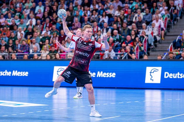 August Pedersen (TSV Hannover-Burgdorf, Nr. 17) (v.l.), TSV Hannover-Burgdorf (rot) gegen TBV Lemgo Lippe (weiß) am 29. Spieltag der Saison 2025 2026 in der DAIKIN Handball-Bundesliga (26.04.2026, ZAG Arena (Hannover, GER), Copyright: xJanxGuentherx xTSVxHannover-Burgdorfx
