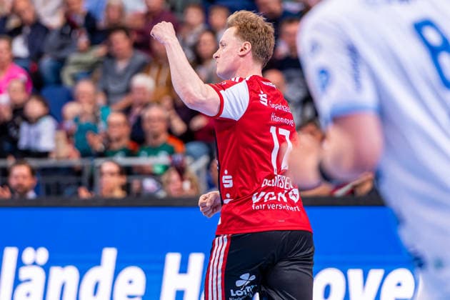 August Pedersen (TSV Hannover-Burgdorf, Nr. 17) (v.l.), TSV Hannover-Burgdorf (rot) gegen TBV Lemgo Lippe (weiß) am 29. Spieltag der Saison 2025 2026 in der DAIKIN Handball-Bundesliga (26.04.2026, ZAG Arena (Hannover, GER), Copyright: xJanxGuentherx xTSVxHannover-Burgdorfx