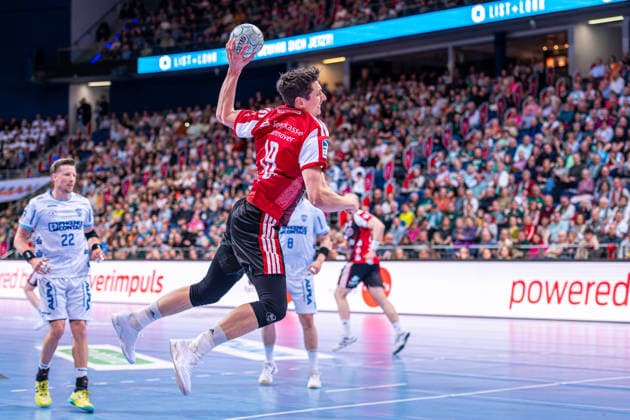 Marius Steinhauser (TSV Hannover-Burgdorf, Nr. 19) (v.l.), TSV Hannover-Burgdorf (rot) gegen TBV Lemgo Lippe (weiß) am 29. Spieltag der Saison 2025 2026 in der DAIKIN Handball-Bundesliga (26.04.2026, ZAG Arena (Hannover, GER), Copyright: xJanxGuentherx xTSVxHannover-Burgdorfx
