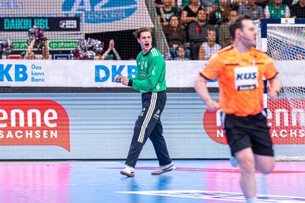 Joel Birlehm (TSV Hannover-Burgdorf, Nr. 35) (v.l.), TSV Hannover-Burgdorf (rot) gegen TBV Lemgo Lippe (weiß) am 29. Spieltag der Saison 2025 2026 in der DAIKIN Handball-Bundesliga (26.04.2026, ZAG Arena (Hannover, GER), Copyright: xJanxGuentherx xTSVxHannover-Burgdorfx