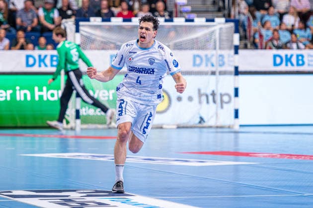 Samuel Zehnder (TBV Lemgo Lippe, Nr. 4) (v.l.), TSV Hannover-Burgdorf (rot) gegen TBV Lemgo Lippe (weiß) am 29. Spieltag der Saison 2025 2026 in der DAIKIN Handball-Bundesliga (26.04.2026, ZAG Arena (Hannover, GER), Copyright: xJanxGuentherx xTSVxHannover-Burgdorfx