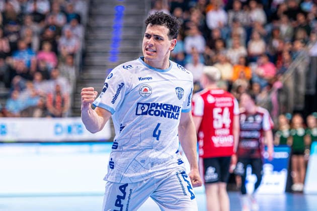 Samuel Zehnder (TBV Lemgo Lippe, Nr. 4) (v.l.), TSV Hannover-Burgdorf (rot) gegen TBV Lemgo Lippe (weiß) am 29. Spieltag der Saison 2025 2026 in der DAIKIN Handball-Bundesliga (26.04.2026, ZAG Arena (Hannover, GER), Copyright: xJanxGuentherx xTSVxHannover-Burgdorfx