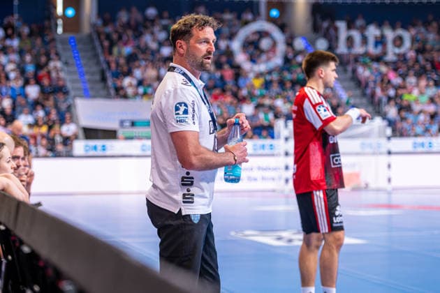 Florian Kehrmann (TBV Lemgo Lippe, Trainer) (v.l.), TSV Hannover-Burgdorf (rot) gegen TBV Lemgo Lippe (weiß) am 29. Spieltag der Saison 2025 2026 in der DAIKIN Handball-Bundesliga (26.04.2026, ZAG Arena (Hannover, GER), Copyright: xJanxGuentherx xTSVxHannover-Burgdorfx