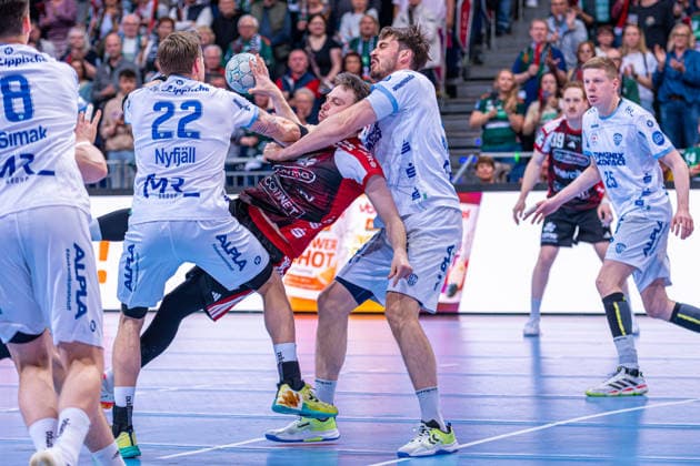 Adam Nyfjäll (TBV Lemgo Lippe, Nr. 22) Leif Tissier (TSV Hannover-Burgdorf, Nr. 7) Hendrik Wagner (TBV Lemgo Lippe, Nr. 28) (v.l.), TSV Hannover-Burgdorf (rot) gegen TBV Lemgo Lippe (weiß) am 29. Spieltag der Saison 2025 2026 in der DAIKIN Handball-Bundesliga (26.04.2026, ZAG Arena (Hannover, GER), Copyright: xJanxGuentherx xTSVxHannover-Burgdorfx