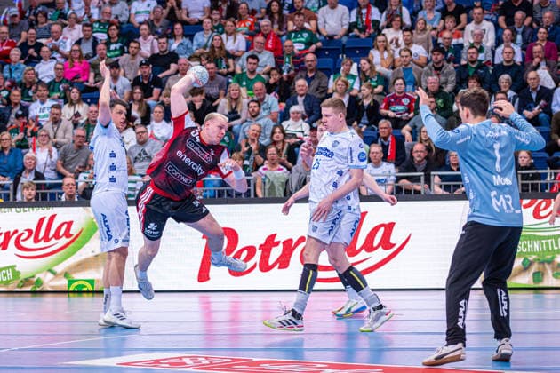 Justus Fischer (TSV Hannover-Burgdorf, Nr. 54) (v.l.), TSV Hannover-Burgdorf (rot) gegen TBV Lemgo Lippe (weiß) am 29. Spieltag der Saison 2025 2026 in der DAIKIN Handball-Bundesliga (26.04.2026, ZAG Arena (Hannover, GER), Copyright: xJanxGuentherx xTSVxHannover-Burgdorfx