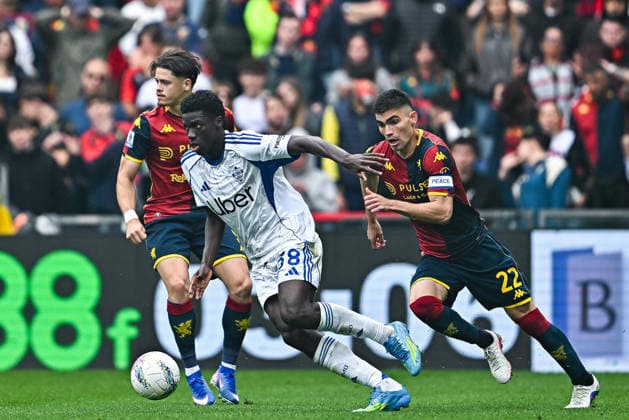 April 26, 2026, Genoa, Genoa: Como s Spanish forward Assane Diao (center) and Genoa™s Mexican defender Johan Vasquez during the Italian Serie A soccer match Genoa Cfc vs Como 1907 at Luigi Ferraris stadium in Genoa, Italy, 26 April 2026. ANSA STRINGER. Italy Soccer: Serie A; Genoa Cfc Vs Como 1907  - ZUMAa110 20260426_zaf_a110_019 Copyright: xStringerx