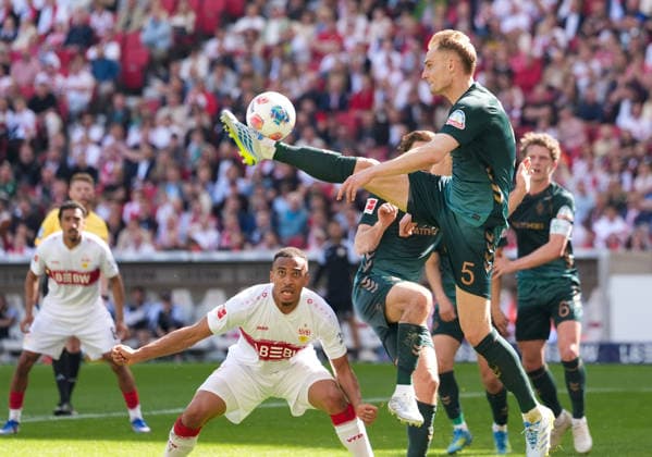 Sport Bilder des Tages Amos Pieper (SV Werder Bremen, 5) controls the ball VfB Stuttgart vs SV Werder Bremen, 1. Bundesliga, 31. Spieltag, Saison 2025 2026, Volkswagen Arena, GER, 26.04.2026 DFL REGULATIONS PROHIBIT ANY USE OF PHOTOGRAPHS AS IMAGE SEQUENCES AND OR QUASI-VIDEO Foto: HMB Media Scott W. Coleman Stuttgart MHP Arena Baden-Württemberg GER Copyright: xScottxW.xColemanx