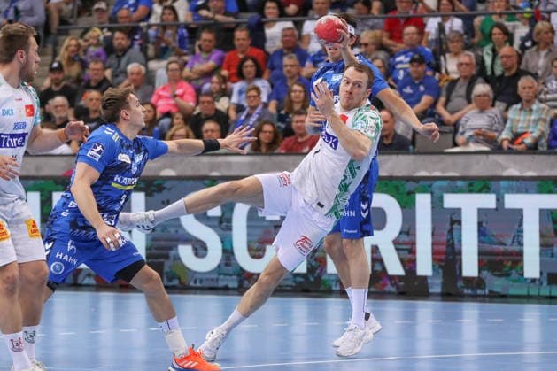 26.04.2026, xgox, Handball - Daikin HBL TVB Stuttgart - SC Magdeburg emspor, v.l. Felix Claar (Magdeburg, 7) wirft Tor, Torschuetze, erzielt Tor, Treffer, scores the goal Stuttgart