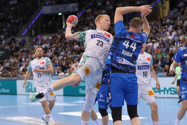 26.04.2026, xgox, Handball - Daikin HBL TVB Stuttgart - SC Magdeburg emspor, v.l. Magnus Saugstrup (Magdeburg, 23) wirft Tor, Torschuetze, erzielt Tor, Treffer, scores the goal Stuttgart