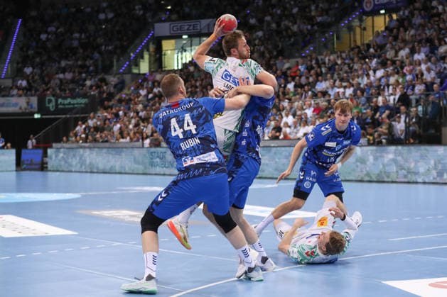 26.04.2026, xgox, Handball - Daikin HBL TVB Stuttgart - SC Magdeburg emspor, v.l. Lenny Rubin (Stuttgart, 44), Albin Lagergren (Magdeburg, 21) Zweikampf, Duell, Kampf, tackle Stuttgart