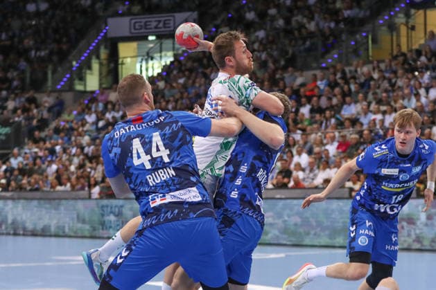 26.04.2026, xgox, Handball - Daikin HBL TVB Stuttgart - SC Magdeburg emspor, v.l. Lenny Rubin (Stuttgart, 44), Albin Lagergren (Magdeburg, 21) Zweikampf, Duell, Kampf, tackle Stuttgart