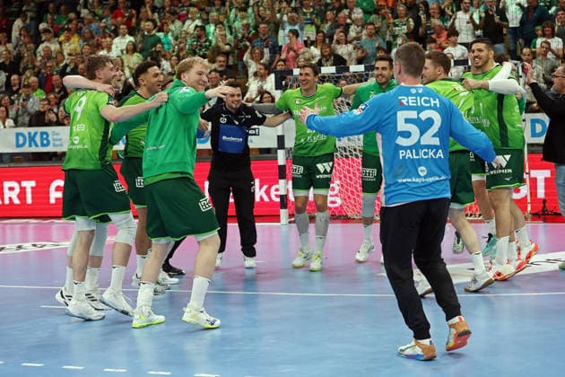 26.04.2026, xovx, Handball Daikin Handball Bundesliga, HSG Wetzlar - Bergischer HC Die Spieler der HSG Wetzlar bejubeln den 33:29 Sieg über den Bergischen HC Wetzlar Buderus-Arena Hessen Deutschland (DE)