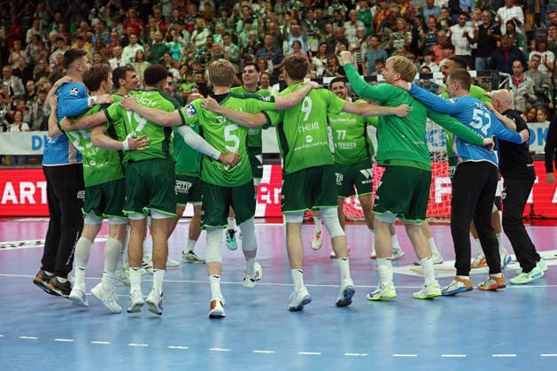 26.04.2026, xovx, Handball Daikin Handball Bundesliga, HSG Wetzlar - Bergischer HC Die Spieler der HSG Wetzlar bejubeln den 33:29 Sieg über den Bergischen HC Wetzlar Buderus-Arena Hessen Deutschland (DE)