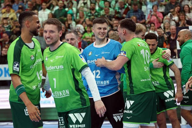 26.04.2026, xovx, Handball Daikin Handball Bundesliga, HSG Wetzlar - Bergischer HC Die Spieler der HSG Wetzlar bejubeln den 33:29 Sieg über den Bergischen HC Wetzlar Buderus-Arena Hessen Deutschland (DE)